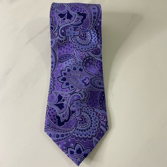 Geoffrey Beene 100% silk necktie - Picture 1 of 3